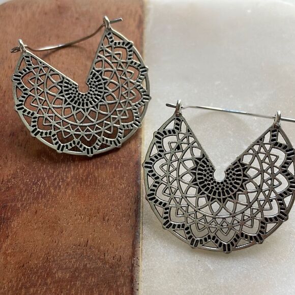 💥Silver Basketweave Hoop Earrings - Picture 8 of 9